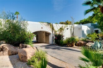 7330 N Rainbow Blvd in Las Vegas, NV - Building Photo - Building Photo