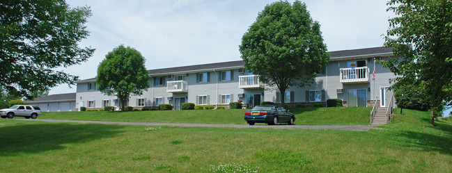 Mill Creek Apartments in Fox Lake, WI - Building Photo - Building Photo