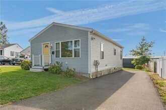 12 Leal Terrace in Newport, RI - Building Photo - Building Photo