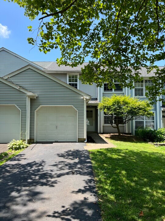 17 Carousel Cir in New Britain, PA - Building Photo