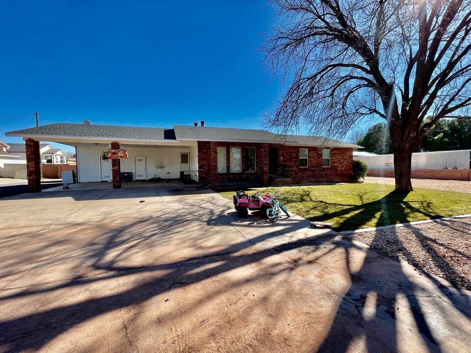 2475 Arrowhead Trail in Santa Clara, UT - Foto de edificio