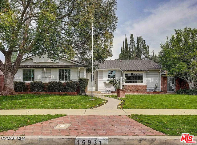15931 Tuba St in Los Angeles, CA - Building Photo