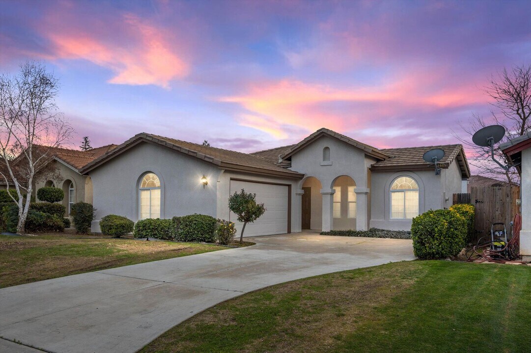 9809 Valerio Ct in Bakersfield, CA - Building Photo