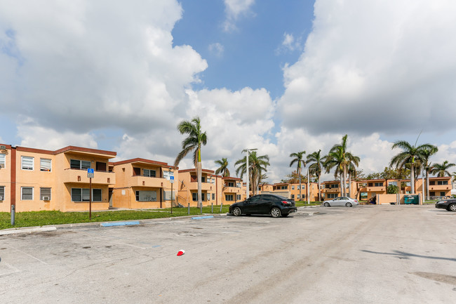 New Haven Gardens in Miami, FL - Foto de edificio - Building Photo