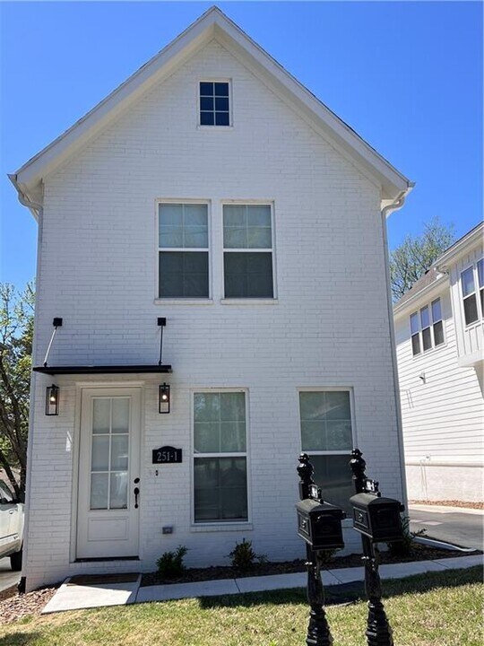 251 S Church Ave in Fayetteville, AR - Building Photo