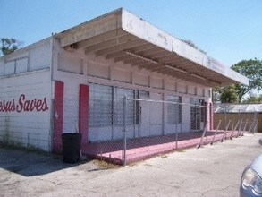 9411 N Nebraska Ave in Tampa, FL - Foto de edificio - Building Photo