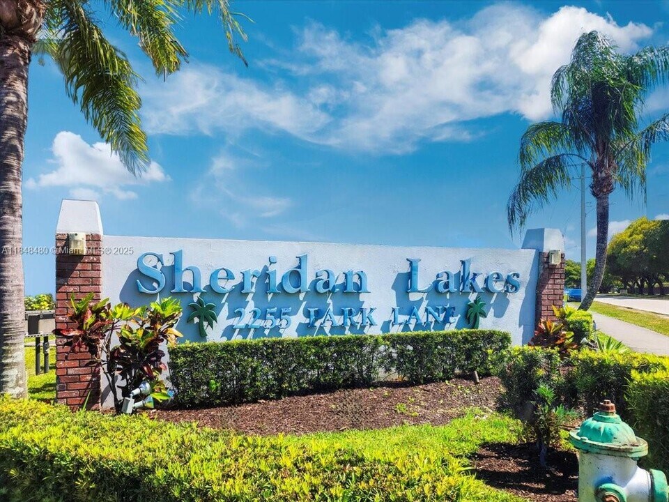 2200 Park Ln in Hollywood, FL - Building Photo
