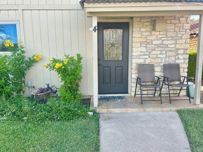 300 Lucy Ln in Horseshoe Bay, TX - Foto de edificio - Building Photo