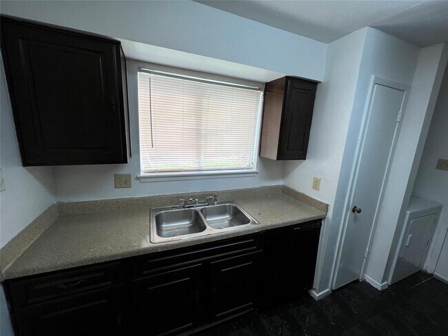 8048 Sands Point Dr in Houston, TX - Foto de edificio - Building Photo