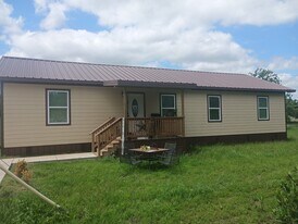 1581 W Austin in Giddings, TX - Building Photo