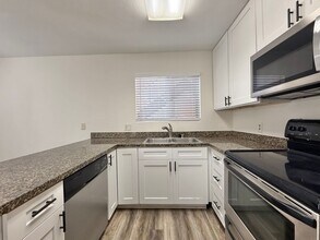 17189 W Bernardo Dr in San Diego, CA - Building Photo - Building Photo