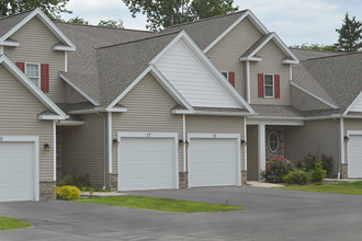 Village Path in Webster, NY - Foto de edificio - Building Photo