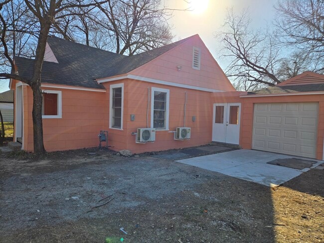 906 King Ave in Irving, TX - Foto de edificio - Building Photo