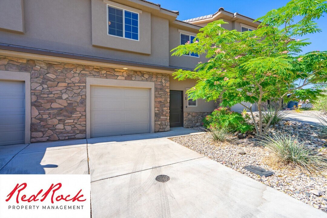 290 E Buena Vista Blvd in Washington, UT - Building Photo