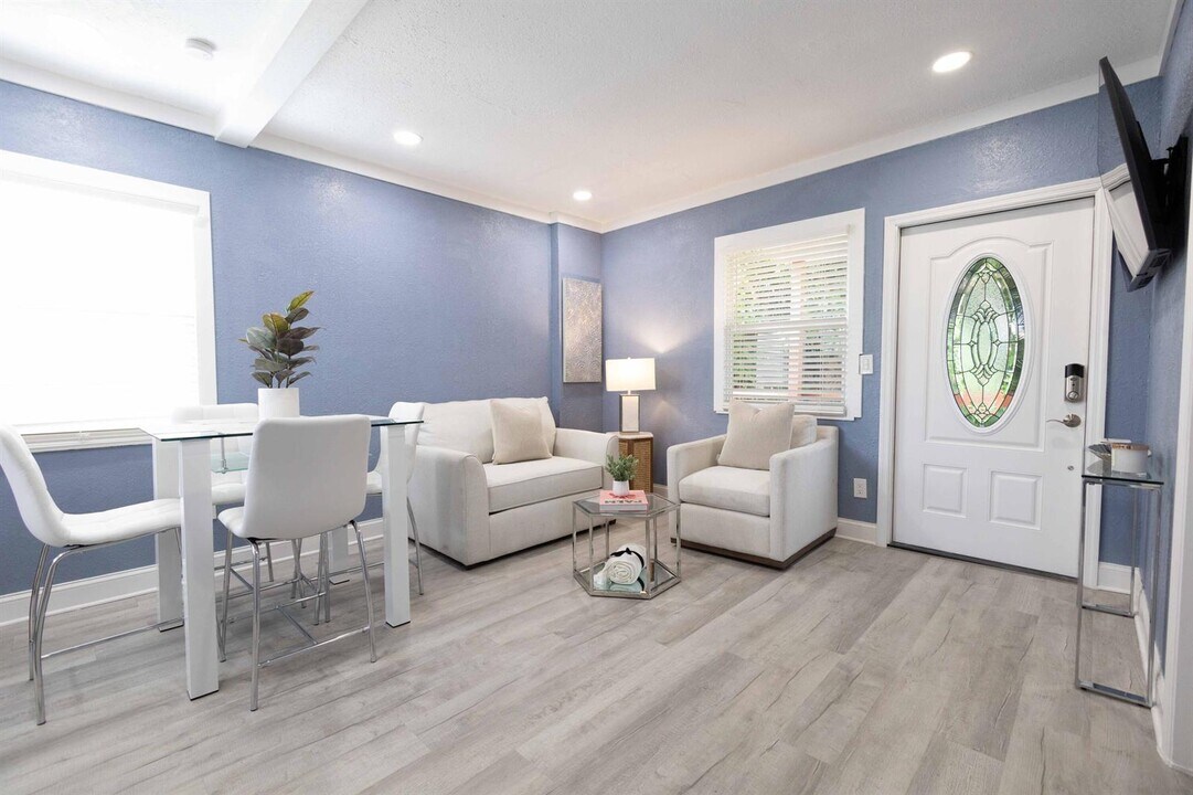 420 Avenida Alegre, Unit 4 in West Palm Beach, FL - Building Photo