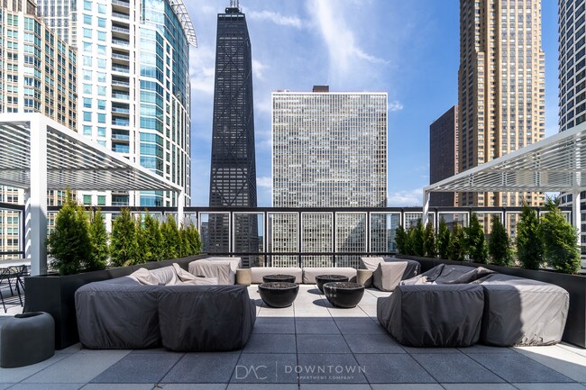 6 E Chestnut St, Unit Studio in Chicago, IL - Foto de edificio - Building Photo