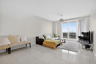 9595 Collins Ave in Bal Harbour, FL - Foto de edificio - Building Photo