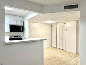 7215 179th NW St, Unit 206 in Hialeah, FL - Building Photo - Building Photo