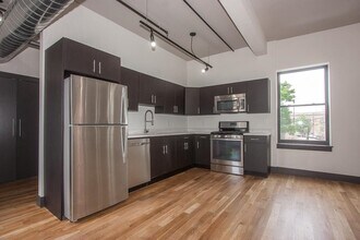 190 Christopher Columbus Dr in Jersey City, NJ - Building Photo - Building Photo