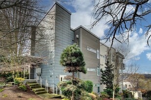 2731 Boylston Ave E, Unit 300 in Seattle, WA - Building Photo