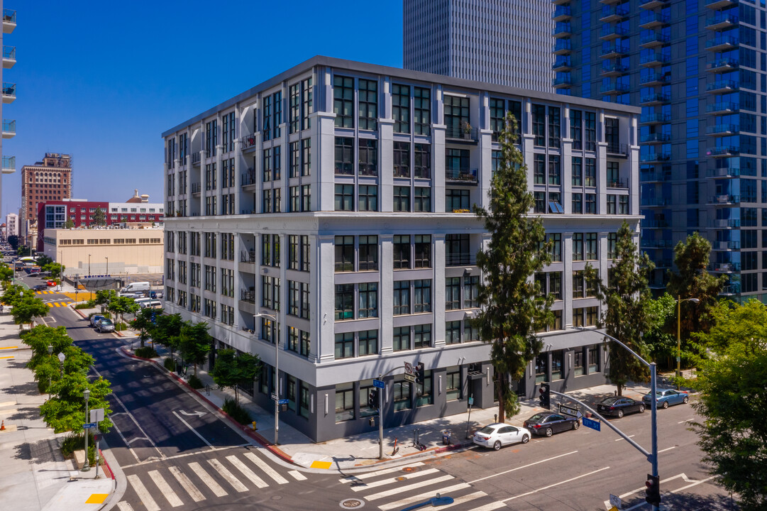 1100 S Grand Ave in Los Angeles, CA - Building Photo