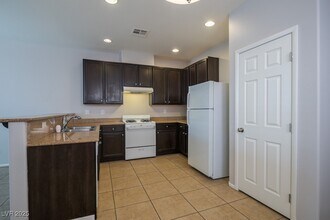 7706 Ornamento Way in Las Vegas, NV - Building Photo - Building Photo