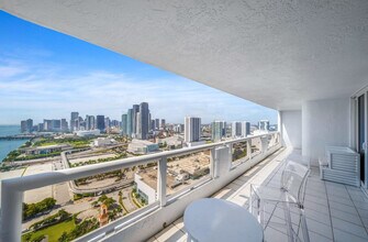 1717 N Bayshore Dr in Miami, FL - Building Photo - Building Photo