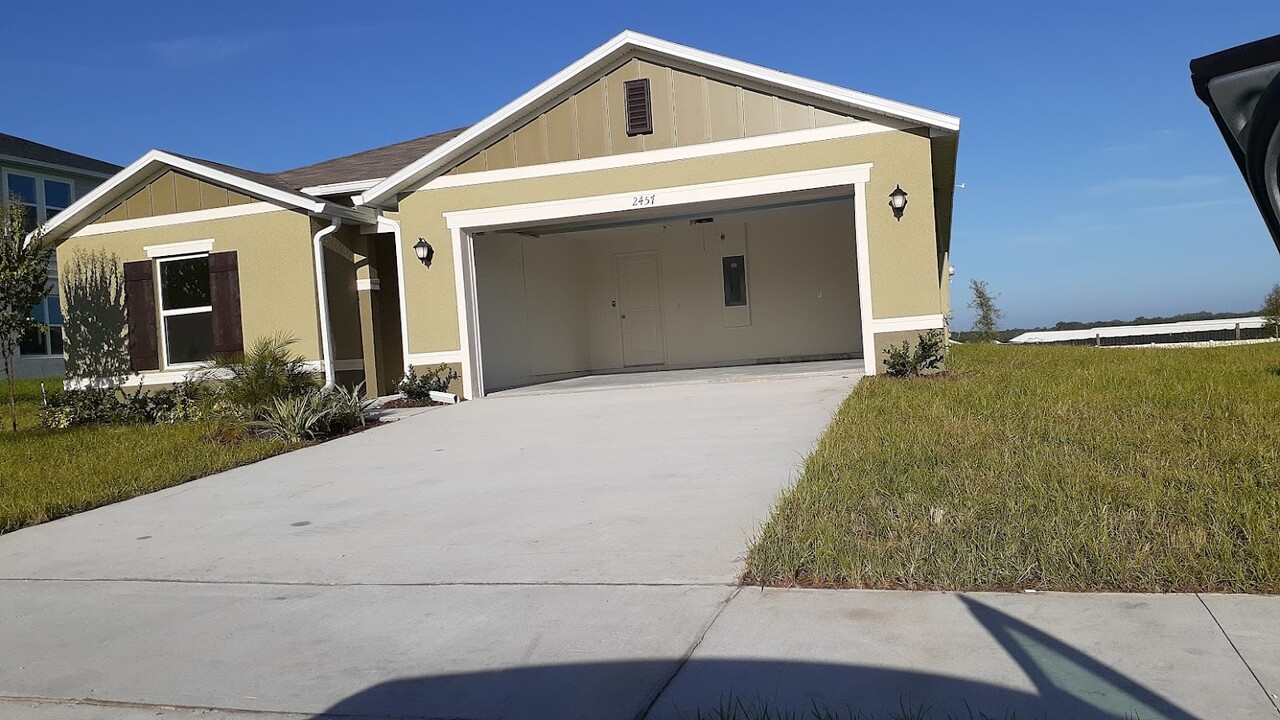 2457 Begonia St in Mascotte, FL - Building Photo