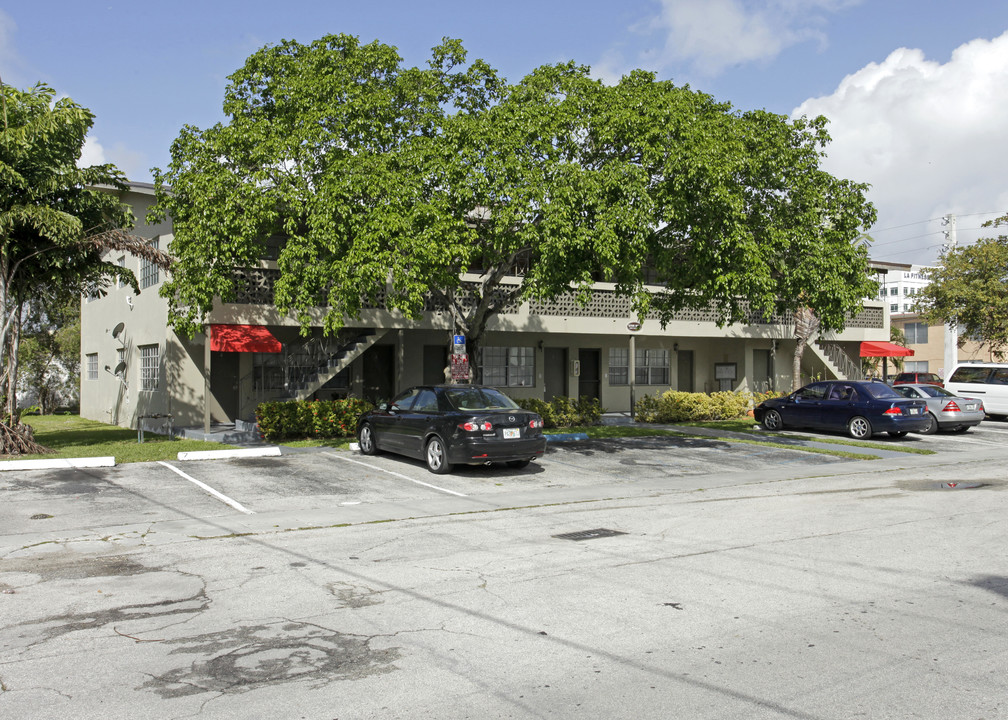 Sutton House in Miami, FL - Building Photo