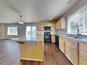 16646 Rainier View Dr SE in Yelm, WA - Foto de edificio - Building Photo