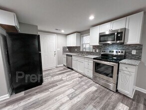 611 N Hocker Ave in Independence, MO - Building Photo - Building Photo