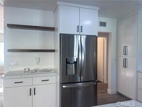 22315 Kittridge St in Los Angeles, CA - Building Photo - Building Photo