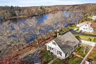 72 Flanders Rd in East Lyme, CT - Foto de edificio - Building Photo