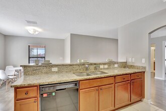 4542 Barbuda Dr in Tavares, FL - Foto de edificio - Building Photo