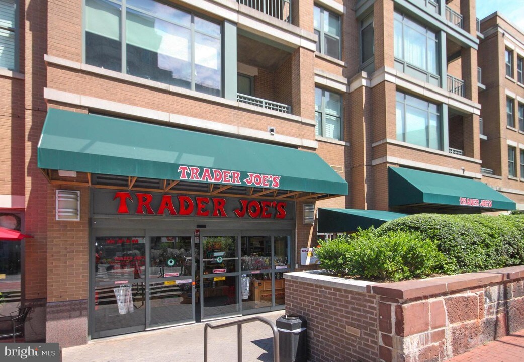 2425 L St NW-Unit -306 in Washington, DC - Building Photo