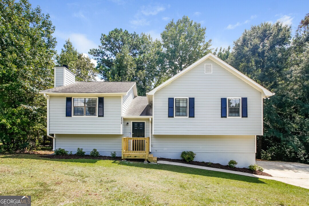 2212 Cedar Creek Ln in Lithia Springs, GA - Building Photo