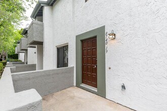 8740 Villa La Jolla Dr in San Diego, CA - Building Photo - Building Photo