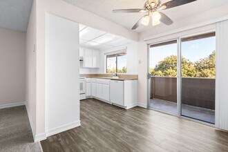 Garrett Gardens in Chula Vista, CA - Foto de edificio - Interior Photo
