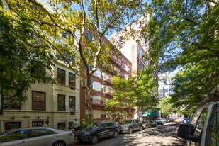 166 W 76th St in New York, NY - Building Photo