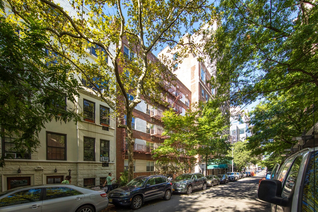 166 W 76th St in New York, NY - Foto de edificio