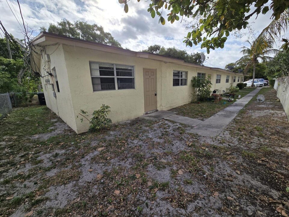 1212 15th Ave N in Lake Worth Beach, FL - Building Photo
