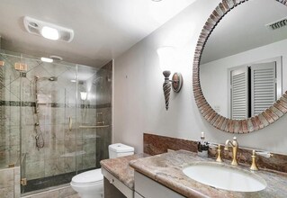 49 Briar Hollow Ln in Houston, TX - Foto de edificio - Building Photo