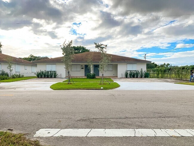 10380 NW 10th Ave in Miami, FL - Building Photo - Building Photo