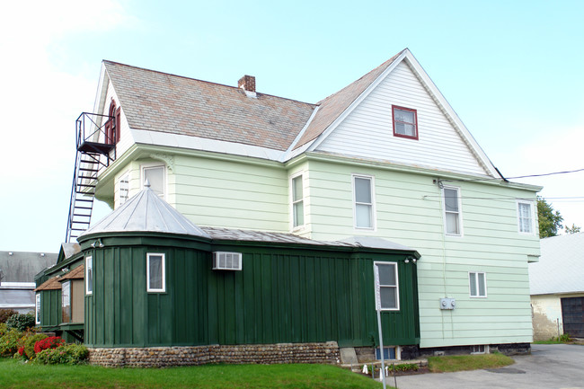 2221 Broadway in Schenectady, NY - Foto de edificio - Building Photo