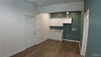 7 Dallas St in Alton, TX - Building Photo