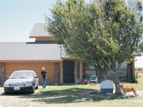 West Floral Ave Ranches in Caruthers, CA - Building Photo - Building Photo