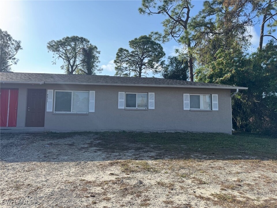 4411 Douglas Ln in Lehigh Acres, FL - Building Photo