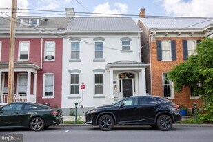 212 W Burke St in Martinsburg, WV - Building Photo