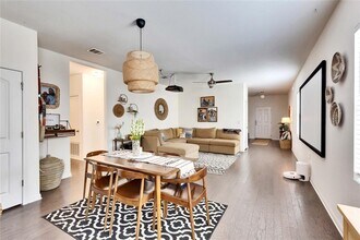 6700 Routenburn St in Austin, TX - Building Photo - Building Photo