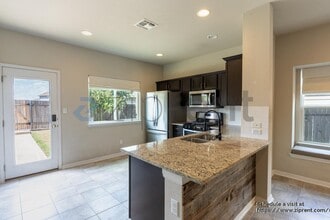 215 Friendship Oak Dr in San Marcos, TX - Building Photo - Building Photo